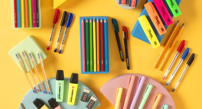 Lápices de colores, bolígrafos y