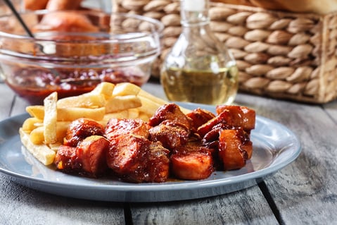 Currywurst con salsas