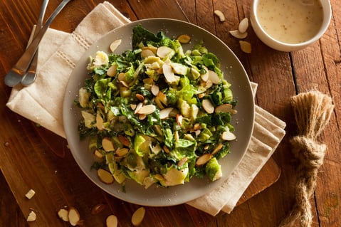 Ensalada de repollitos y almendras