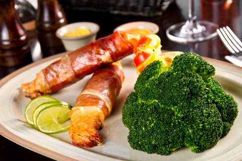 Salmón con tocino al horno