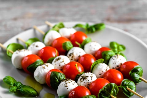 Brochetas caprese