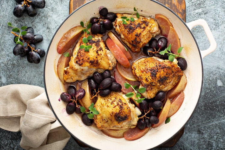 Pollo asado con uvas y manzana