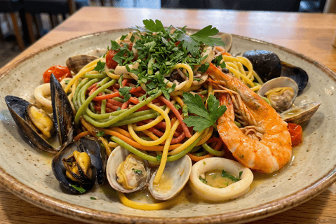 Espagueti de colores con mariscos al ajillo
