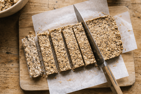 ¿Cómo hacer barras de proteína caseras con avena y whey protein?