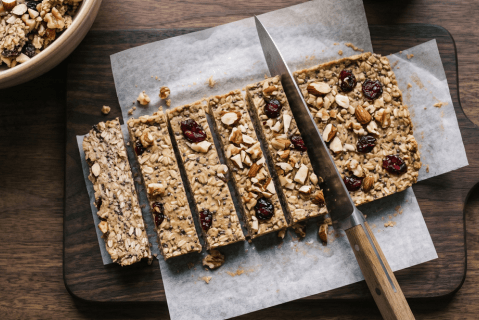 ¿Cómo hacer barras de cereal con avena y miel?