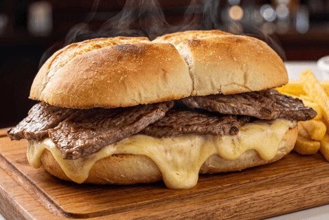 Barros Luco con queso derretido y carne a la plancha